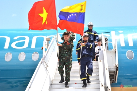 Vietnamese Soldiers Carrying Compassion to Earthquake Zone 